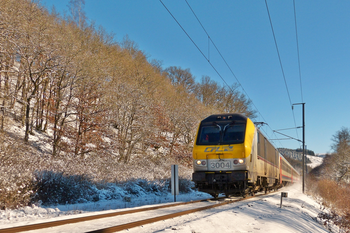 . Herrliches Winterwetter - Die 3004 zieht am 28.12.2014 den IC 113 Luxembourg - Liers �ber die sonnige Nordstrecke zwischen Maulusm�hle und Troisvierges. (Hans)