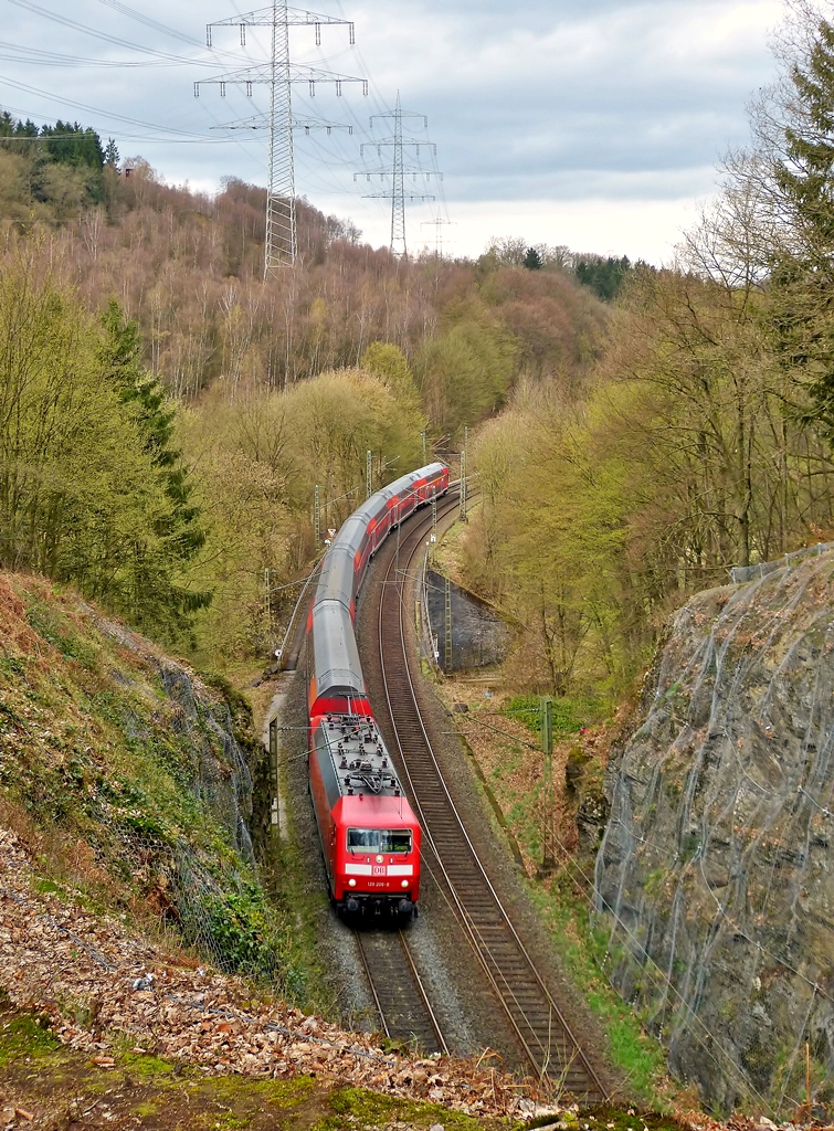 . Hoch �ber dem M�hlburg Tunnel - Die 120 206-8 zieht am 22.03.2014 den RE 9 (rsx - Rhein-Sieg-Express) Siegen - K�ln - Aachen �ber die Siegbr�cke kurz bevor sie den M�hlburg Tunnel in Scheuerfeld/Sieg erreicht und kann von oben sehr eindrucksvoll dabei beobachtet werden. (Jeanny)

Wir wurden nicht nur auf’s Warmherzigste in Herdorf empfangen und w�hrend den drei Tagen auf’s K�stlichste verpflegt, Armin hat sich au�erdem die M�he gemacht, uns durch die herrliche Region zu chauffieren, um uns die sch�nsten Fotostellen zu zeigen. Vielen lieben Dank auch daf�r. Hans und Jeanny

