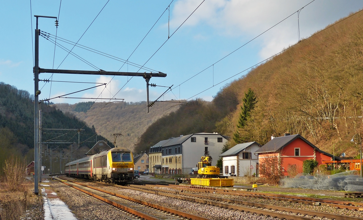 . Im Bahnhof von Goebelsm�hle gab es noch ein paar Sonnnenstrahlen, als der IC 112 Liers - Luxembourg, gezogen von der 3020 durch den Bahnhof brauste. 20.01.2015 (Hans)