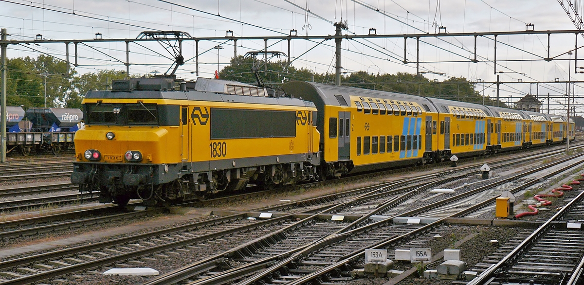 . Im Bahnhof von Roosendaal war am 05.09.2009 dieser interessante Wendezug abgestellt: Die NS 1830  Zwolle  mit DD-AR (Dubbeldeksaggloregiomaterieel) Wagen. Diese Zugkompositionen fuhren jahreland durch die ganze Niederlande, erst seit kurzen fahren sie ohne Lok, als NID (Nieuwe Intercity Dubbeldekker) Triebz�ge: http://hellertal.startbilder.de/bild/niederlande~triebzuege~nid-nieuwe-intercity-dubbeldekker-series-75007600/450527/-am-bahnuebergang-in-der-naehe.html (Hans)

Die Baureihe 1600 der NS ist eine vierachsige Elektrolokomotivbaureihe aus den Jahren 1980 bis 1983. Sie basiert auf der BB 7200 der franz�sischen Staatsbahn SNCF und wurde erstmals 1981 bei der NS in Dienst gestellt.

Die Baureihe 1600 wurde 1978 bestellt, nachdem verschiedene Lokomotivtypen in den 1970er Jahren getestet worden waren. Eine dieser Typen war die BB 7200 der SNCF, auf der die Baureihe 1600 und die Schwesterbaureihe 1700 basiert. 58 Maschinen der Baureihe 1600 wurden zwischen 1981 und 1983 ausgeliefert. 

Als 1999 der G�terverkehrsbereich zu Railion kam, behielten die Loks, die �bergeben wurden, ihre alte Nummer. Die Nummern der Lokomotiven, die bei NS blieben, wurden insofern abge�ndert, als ihre zweiten Ziffern von 6 auf 8 erh�ht wurden, also von 1600 auf 1800.

Die technischen Daten:

Nummerierung: 1601–1622, 1625, 1823–1824, 1826–1858
Hersteller: Alsthom-Atlantique, MTE Creusot-Loire
Baujahr(e): 1981–1983
Achsformel: B’B’
L�nge �ber Puffer: 17.640 mm
Dienstmasse: 83,0 t
Radsatzfahrmasse: 20,8 t
H�chstgeschwindigkeit: 180 km/h (in der Praxis 140 km/h)
Stundenleistung: 4.540 kW
Leistungskennziffer: 54,7 kW/t
Stromsystem: 1,5 kV DC


    