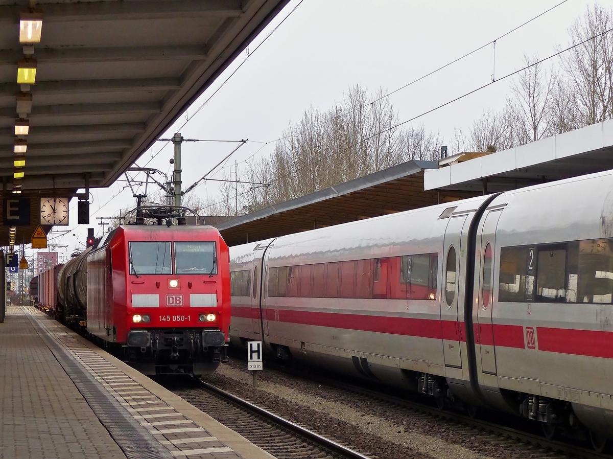 . Im Braunschweiger Hauptbahnhof kann man sich nicht ans Schild lehnen und pennen ;-) - Die 145 050-1 zieht am 03.01.2015 einen gemischten G�terzug durch den Hauptbahnhof von Braunschweig. (Jeanny)