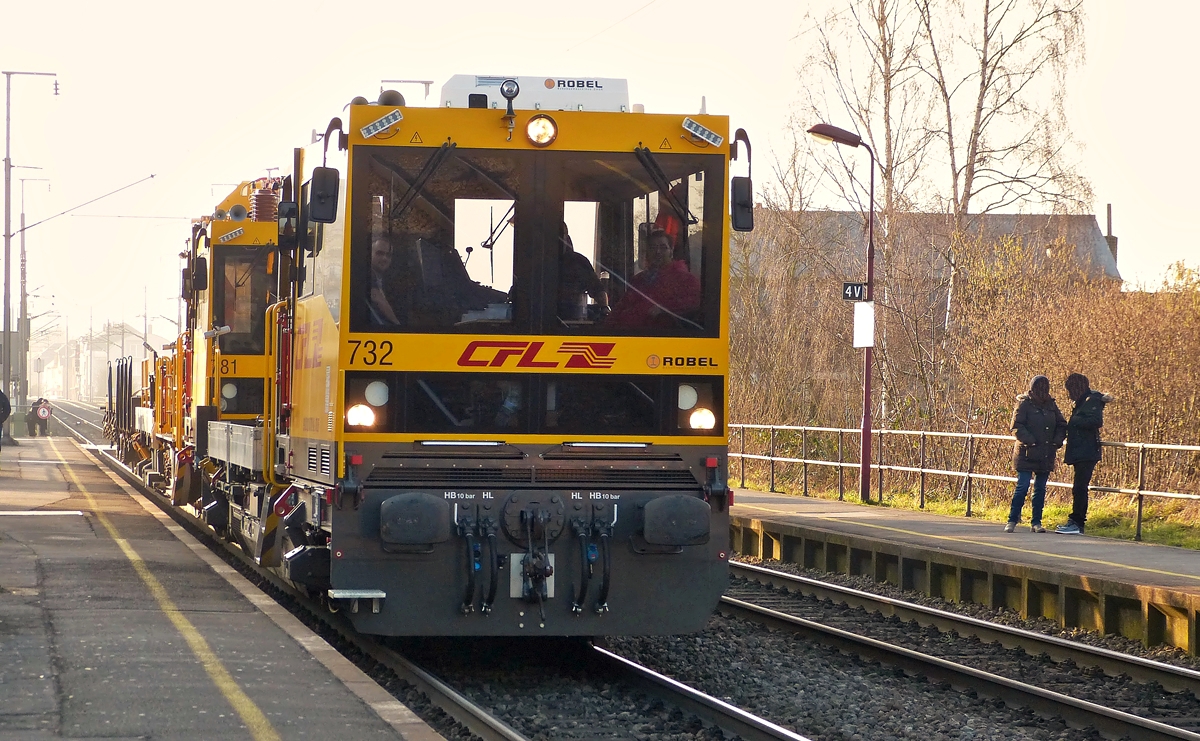 . Im Gegenlicht des sp�ten Nachmittags durchfahren die beiden Robel 732 und 781 mit einem Bauzug den Bahnhof von Schifflange. 31.01.2014 (Jeanny)