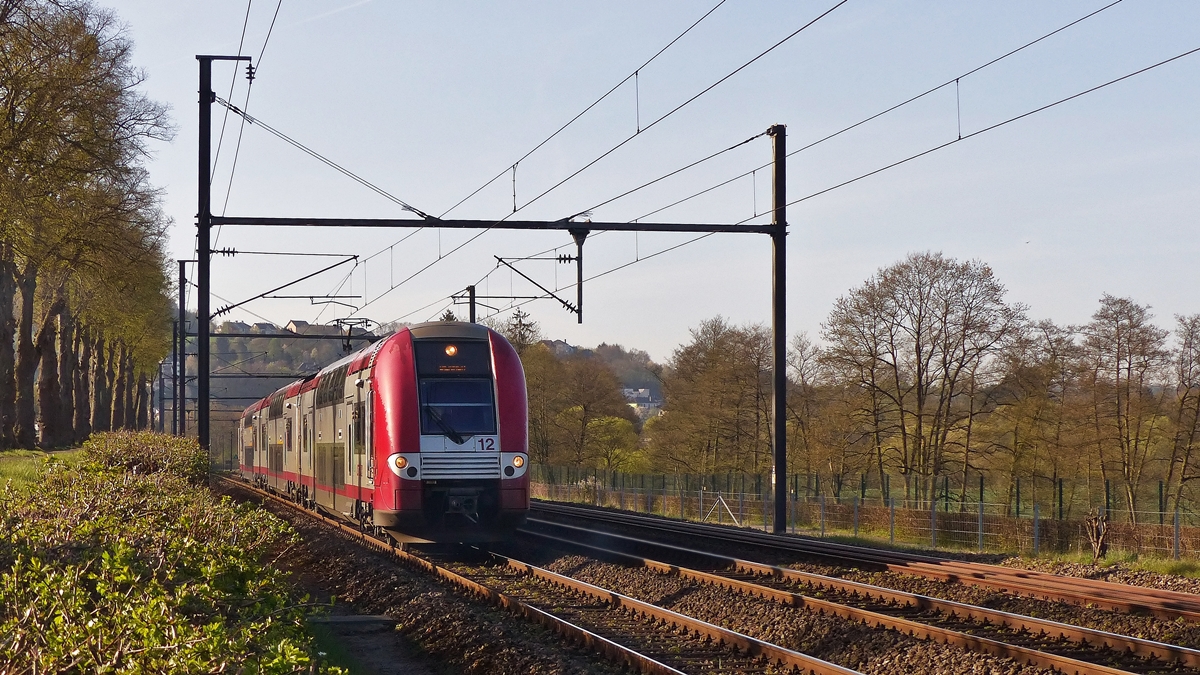 . Im morgendlichen Gegenlicht f�hrt am 21.04.2015 die Computermaus Z 2212 als RB 3508 Luxembourg - Diekirch zwichen Colmar-Berg und Schieren durch da Tal der Alzette. (Jeanny)