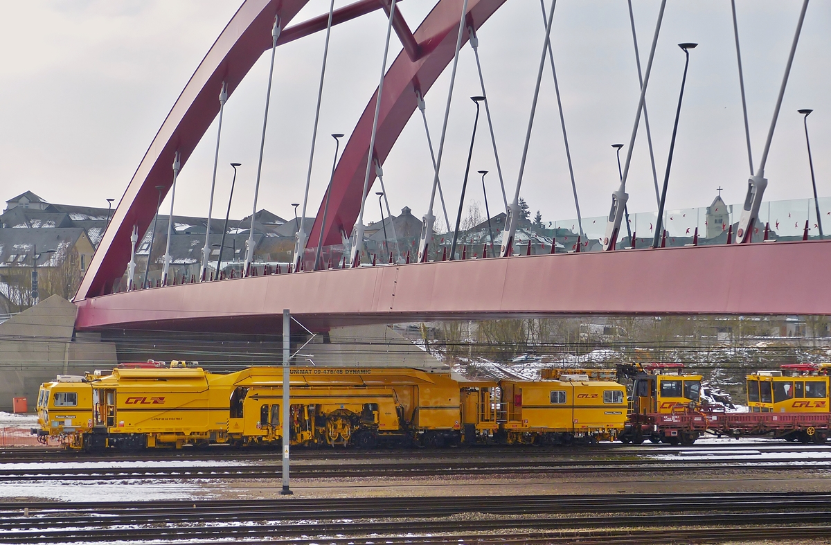 . In Luxemburg/Hollerich war am 06.02.2015 die CFL 792, eine Plasser & Theurer Universalstopfmaschine vom Typ Unimat 09-475/4S Dynamic (L-CFLIF 99 82 9124 792-7), unter der neuen Br�cke abgestellt. (Hans)