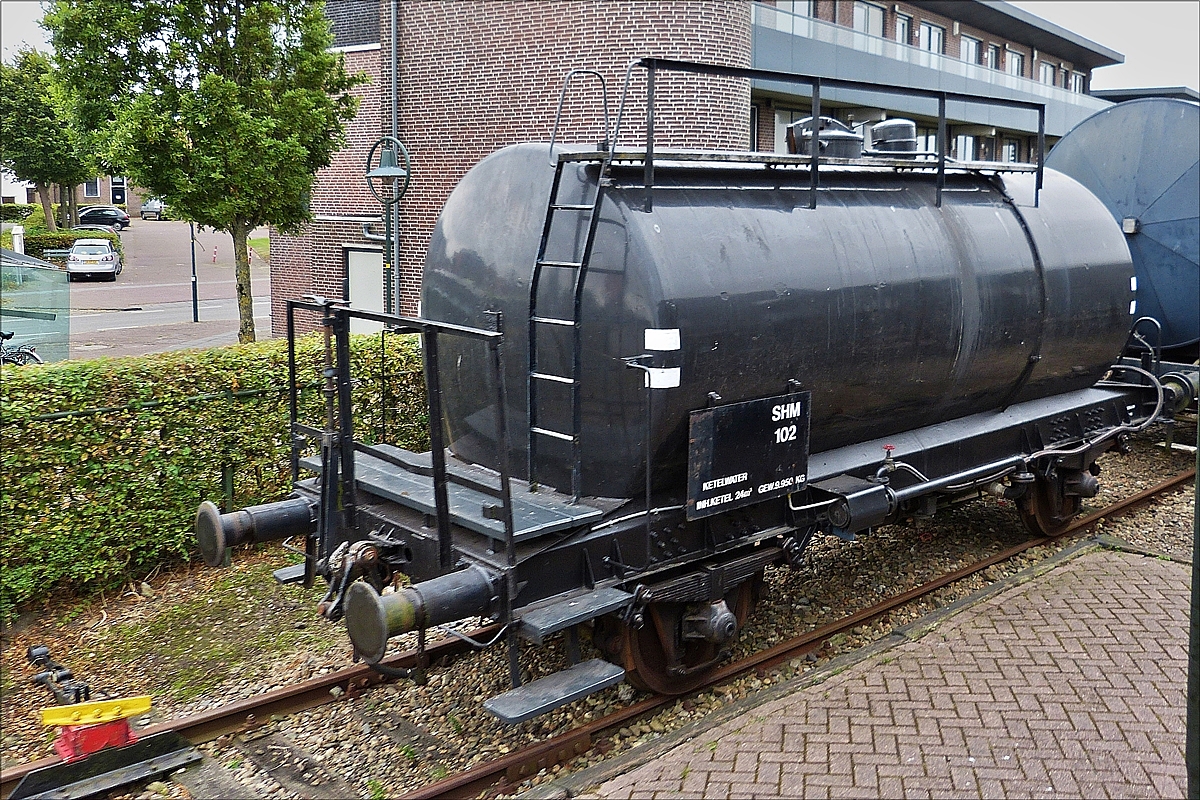 . In Medemblick nahe dem Bahnhof, steht dieser Zisternenwagen SHM 102 mit Wasserreserve für die Dampflok abgestellt.  29.09.2016