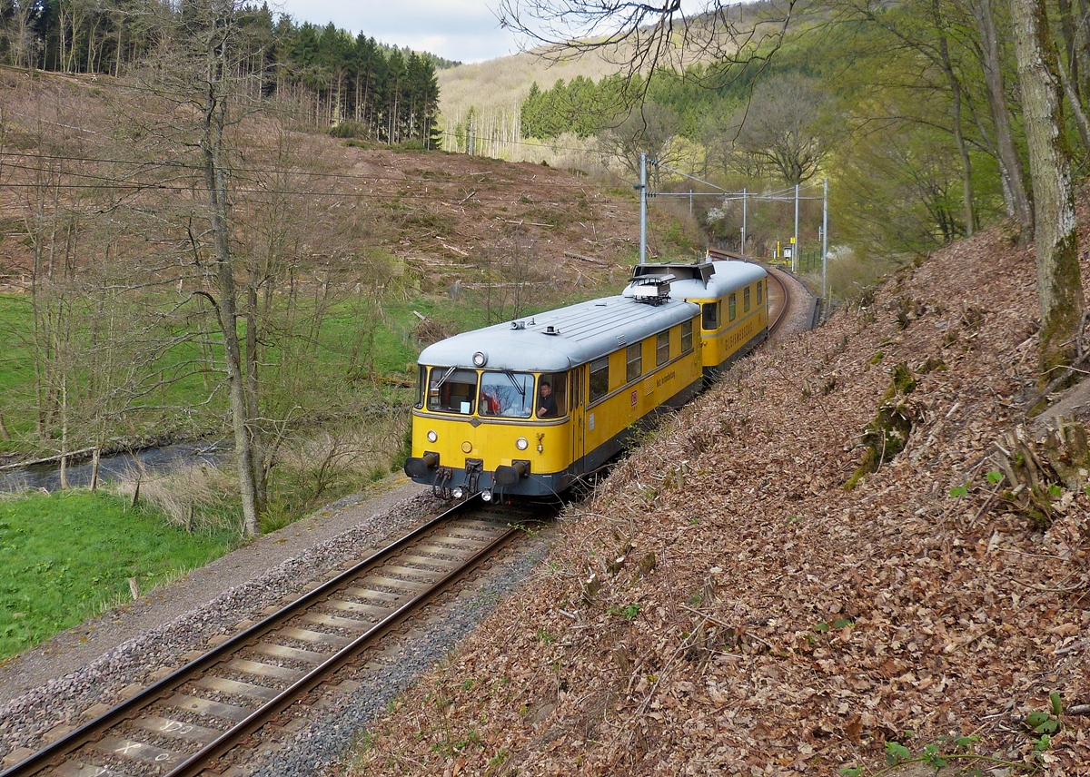 . Interessante Begegnung - Ein DB Messzug f�hrt in fremden Gefielden auf der Stichstrecke Kautenbach - Wiltz am 09.04.2014 an mir vorbei. (Hans)