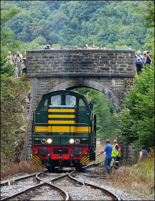 . Jede Menge Aufmerksamkeit auf der sch�nen alten Steinbr�cke im Bahnhof Dorinne-Durnal f�r die HLR 7341. 17.08.2013 (Jeanny)