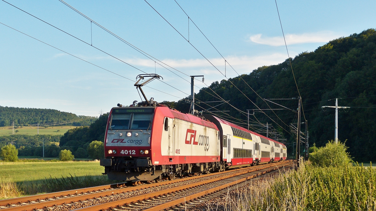 . Katzensitting in Diekirch hat auch etwas positives, man kommt mal wieder an die Bahnstrecke - Die CFL Cargo 4012 zieht am 03.08.2015 den RE 3818 Luxembourg - Troisvierges durch Erpeldange/Ettelbr�ck und wird von der tiefstehenden Sonne sch�n beleuchtet. (Hans) 