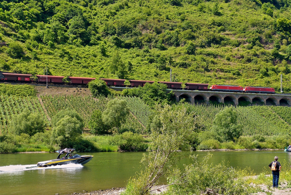 . Kaum an der Fotostelle am Moselufer in P�nderich angekommen, befuhr schon ein Erzzug den Hangviadukt, das versetze sogar Stefan in Erstaunen. 21.06.2014 (Hans)