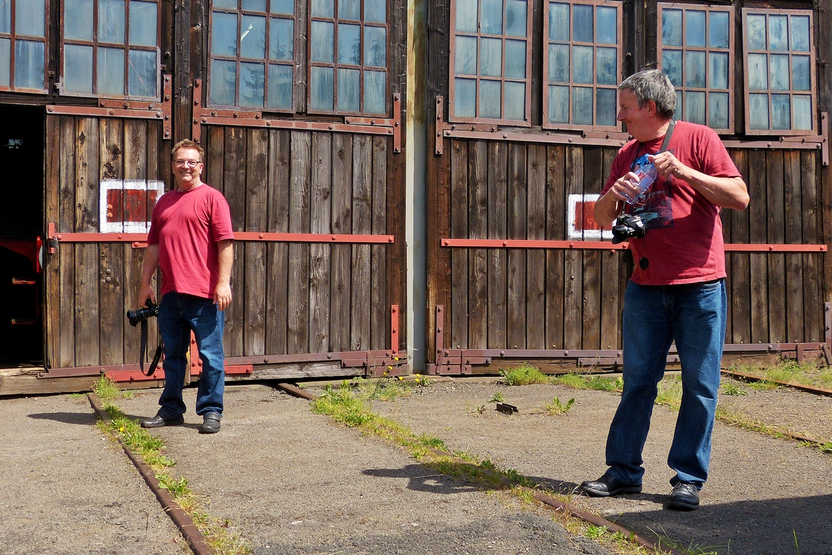 . Kurze Verschnaufpause f�r die gestressten Bahnfotografen im Dampflok Museum in Hermeskeil. Ob die beiden sich klamottenm��ig wohl abgesprochen hatten? 09.06.2014 (Jeanny)
