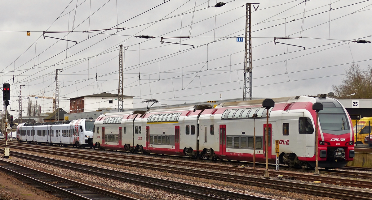 . Leider etwas verdeckt pr�sentierten sich die beiden Neulinge im Hauptbahnhof von Trier am 27.02.2015. Noch nicht aneinander gekuppelt standen der CFL KISS Z 2308 und ein S�WEX 5-teiliger FLIRT der DB Regio im Abstellbereich. Auf der R�ckfahrt waren sie dann aneinandergekuppelt, leider fehlte die Zeit f�r ein Foto. (Jeanny)