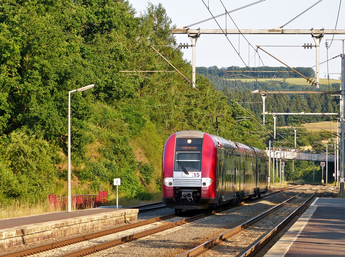 . Licht und Schatten - Der Bahnhof von Wilwerwiltz liegt am Abend des 16.07.2015 schon teilweise im Schatten, als die Computermaus Z 2215 als RE 3818 Luxembourg - Troisvierges dort einf�hrt. (Hans)