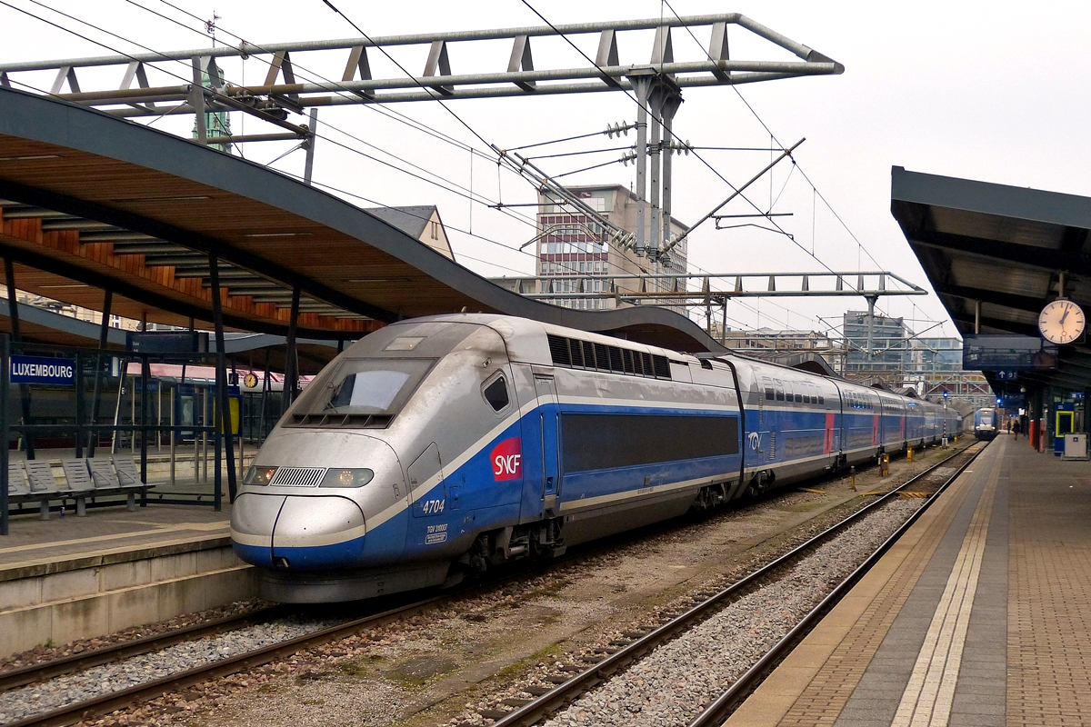 . Man h�tte ihn wenigstens vorher waschen k�nnen - Seit dem 12.12.2016 werden auf der Relation Paris Est - Luxembourg planm�ssig TGV Euroduplex eingesetzt. Am 16.12.2016 stand die Einheit 4704 abfahrbereit im Bahnhof von Luxembourg. (Hans)  