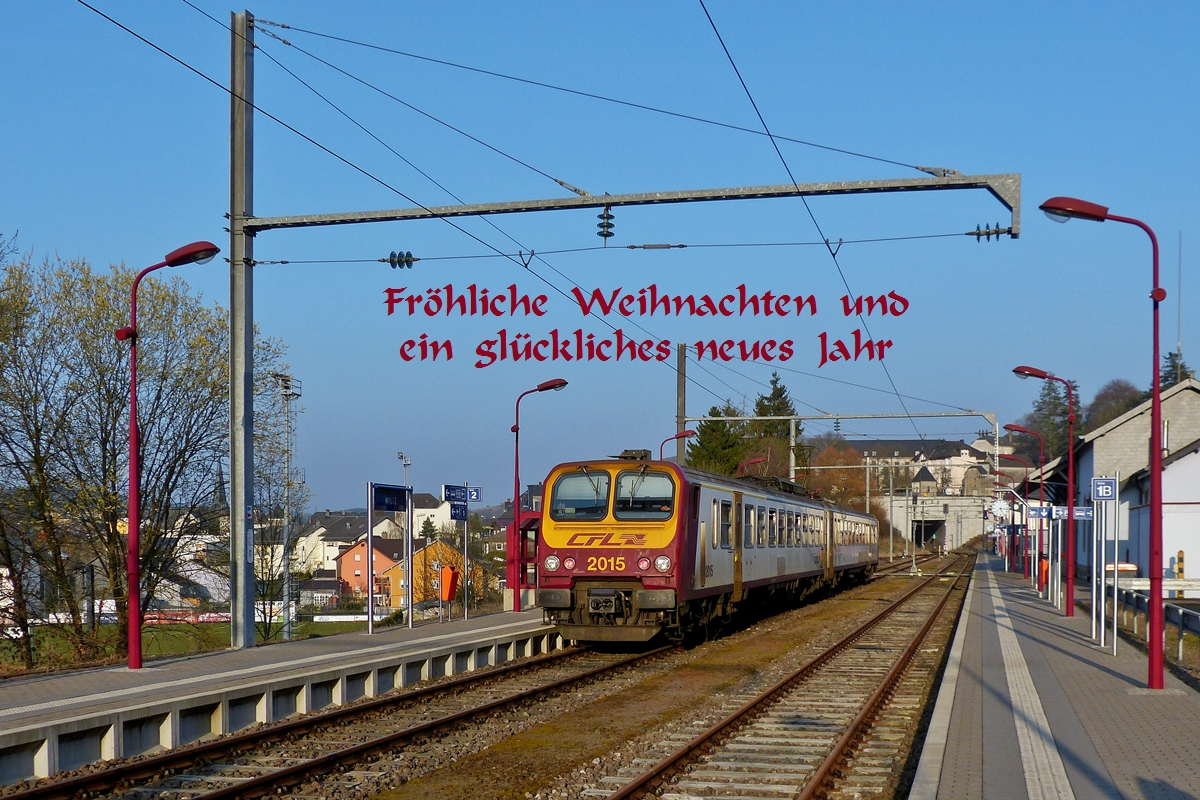 . Mit diesem Bild m�chten wir allen Usern von Hellertal.startbilder Fr�hliche Weinachten und ein gl�ckliches Jahr 2015 w�nschen. Zudem m�chten wir uns beim Webmaster von Hellertal.startbilder bedanken f�r diese tolle und interessante Bahnseite. Es macht gro�en Spa� die Bilder hier zu zeigen, denn f�r eine gute Portion Humor ist immer bestens gesorgt.

Das Bild zeigt den Z 2015 am 14.03.2014 im Bahnhof von Wiltz. (Hans)  