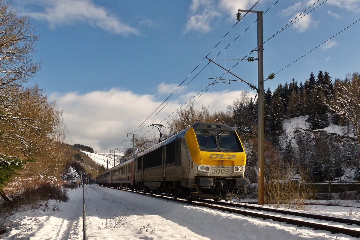 . Mit einem defekten Spitzenlicht zieht die 3009 den IC 115 Luxembourg - Liers am 04.02.2015 �ber das eingleisige Teilst�ck der Nordstrecke zwischen Maulusm�hle und Troisvierges. (Jeanny)