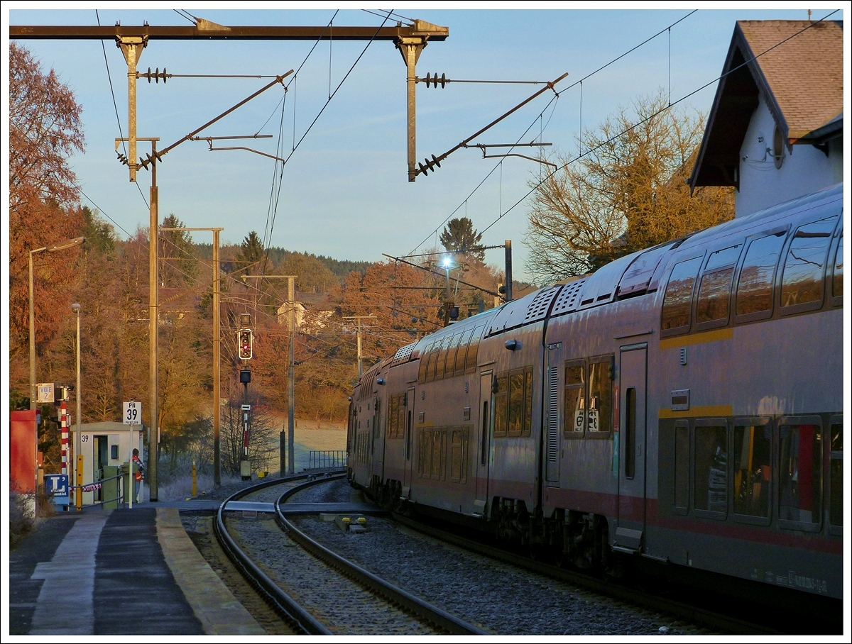 . Mit viel B�gelfeuer verl�sst der IR 3708 Luxembourg - Troisvierges am Morgen des 16.12.2013 den Bahnhof von Wilwerwiltz. (Jeanny)