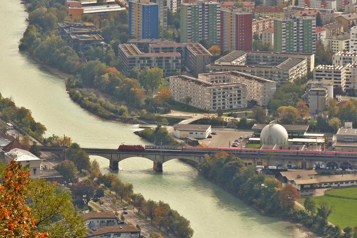 . Modellbahncharakter - An der Bergstation der Hungerburgbahn hat man eine tolle Aussicht auf die Stadt Innsbruck. Ein unerkannt gebliebener �BB Taurus mit den EC 163  Transalpin  Z�rich HB - Graz Hbf am Hacken hat am 06.10.2015 den Hauptbahnhof von Innsbruck verlassen und konnte auf der Innbr�cke abgelichtet werden. (Jeanny)