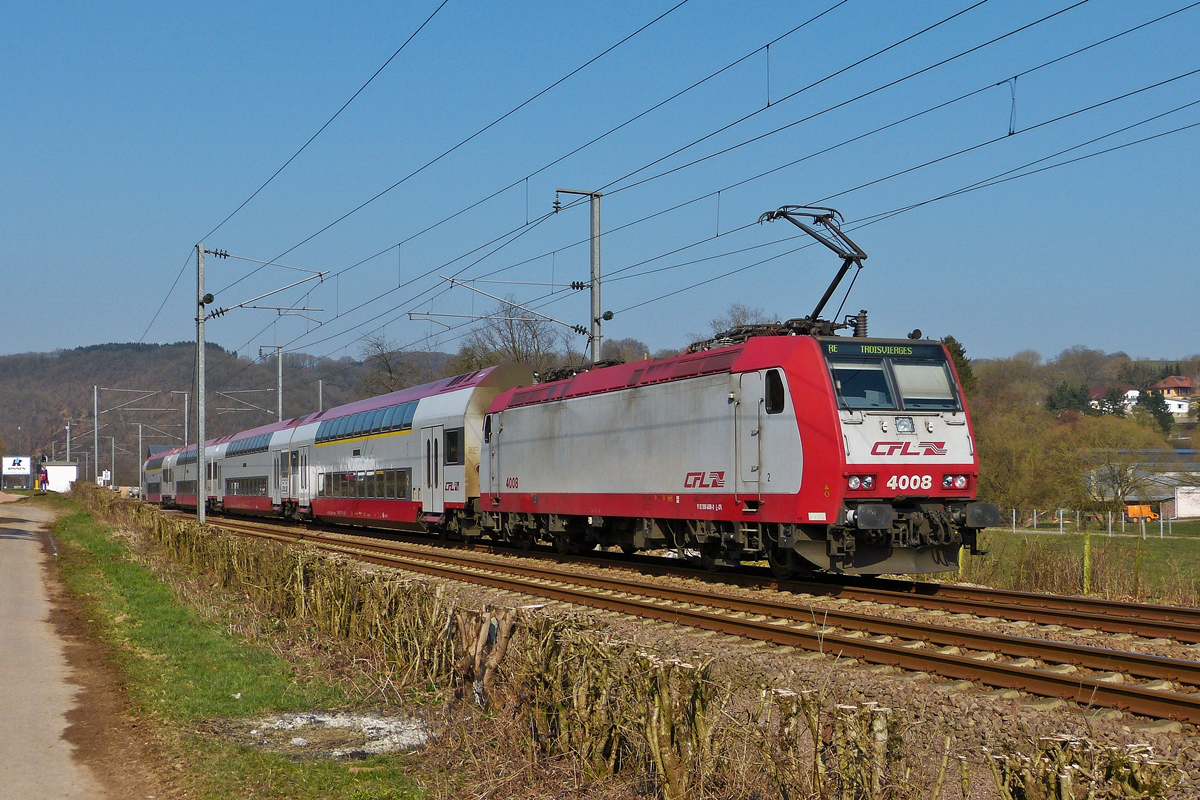 . Nachschuss bei fr�hlingshaftem Wetter auf den RE 3764 Luxembourg - Troisvierges in Erpeldange/Ettelbr�ck. 18.03.2016 (Hans)