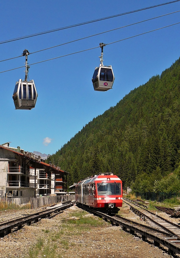 . Neu bearbeitet f�r Stefan - Der Mont-Blanc-Express TMR BDeh 4/8 21 (SNCF Z 821) f�hrt am 03.08.2008 unter der Luftseilbahn durch und wird in K�rze den Bahnhof von Vallorcine erreichen. (Hans)