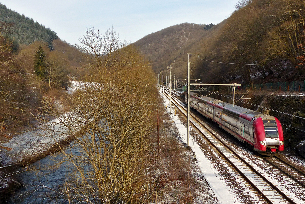 . Nicht im goldenen Schnitt - Die Computermaus Z 2204 f�hrt als RE 3836 Troisvierges - Luxembourg an den letzten Metern der Wiltz vorbei, bevor diese in die Sauer m�ndet und der Zug den Bahnhof von Goebelsm�hle erreicht. 18.01.2016 (Jeanny)
