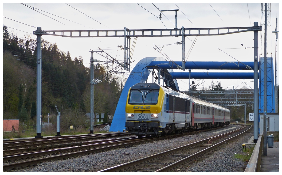 . Nicht so winterlich wie der Bahnhof von Herdorf pr�sentierte sich die Alzette Br�cke in Ettelbr�ck am 06.12.2013, als die 3002  Blankenberge  mit dem IR 114 Luxembourg - Liers am Haken in den Bahnhof von Ettelbr�ck einfuhr. (Jeanny)