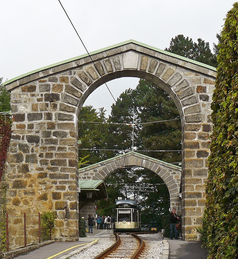 . P�stlingbergbahn - Ein Wagen der P�stlingbergbahn wartet am 14.09.2010 in der Bergstation auf die Abfahrt zum Hauptplatz in Linz. (Hans)

Die P�stlingbergbahn ist eine Schmalspurbahn in Linz, sie verbindet den Hauptplatz in der Innenstadt mit dem P�stlingberg. Die 1897 in der Meterspur errichtete Bahn verlief urspr�nglich vom Bergbahnhof Urfahr auf den P�stlingberg. Zwischen 2008 und 2009 wurde sie auf 900 Millimeter umgespurt und als Linie 50 in das Netz der Linzer Stra�enbahn integriert. Die P�stlingbergbahn gilt ferner als eine der steilsten Adh�sionsbahnen der Welt.

Die P�stlingbergbahn reklamiert f�r sich den Titel Steilste Adh�sionsbahn der Welt. Die Steigung betr�gt fast durchgehend 105 ‰. Neuere Vermessungen ergaben sogar eine Maximalsteigung von 116 ‰ am sogenannten Hohen Damm. Eine noch gr��ere Steigung weist die Linie 28E der Stra�enbahn Lissabon auf, die auf einem kurzen Abschnitt 135 ‰ erreicht. Au�erdem gab es in der Stadt Laon von 1899 bis 1971 eine Stra�enbahn mit einer 750 Meter langen und 129 ‰ steilen Rampe, die dort vorhandene Zahnstange diente nur zum Bremsen.
