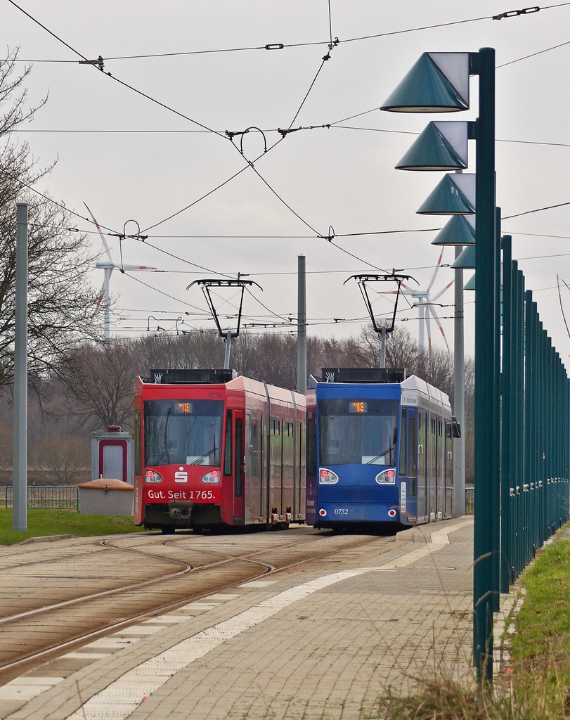 . Rot und blau - An der Endhaltestelle Weserstra�e der Linie M 3 in Braunschweig konnte ich die beiden Alstom NGT8D 0759 und 0752 aus dem Jahr 2007 nebeneinander ablichten. (Jeanny)           