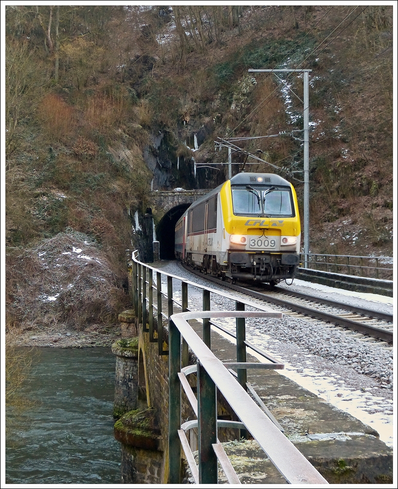 . Sauerbr�cke - Die 3009 zieht am 18.02.2013 den IR 112 Luxembourg - Liers �ber die Sauerbr�cke in Goebelsm�hle, nachdem sie den Tunnel  F�ischterhaff  verlassen hat. (Jeanny)

An diesem Tunnelportal gibt es im Winter oft tolle Eiszapfen, leider lassen sie in diesem Winter noch auf sich warten. ;-)