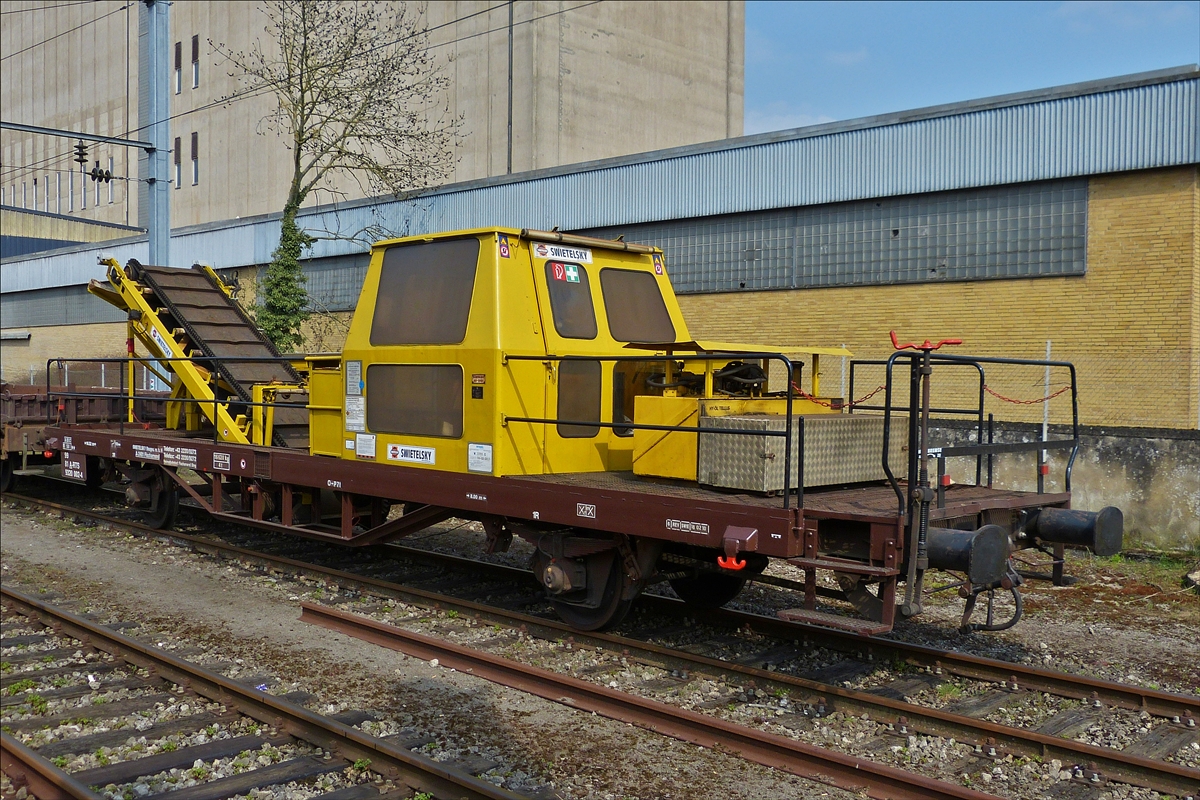. Schweres Nebenfahrzeug der Art: Kleineisensammelwagen Nr. A – RTS 99 81 9320 002-4 der Firma Swietelsky;  Vmax 100 km/h;  war am  08.04.2015 am Ende eines Gleisbauzuges in Mersch abgestellt.
