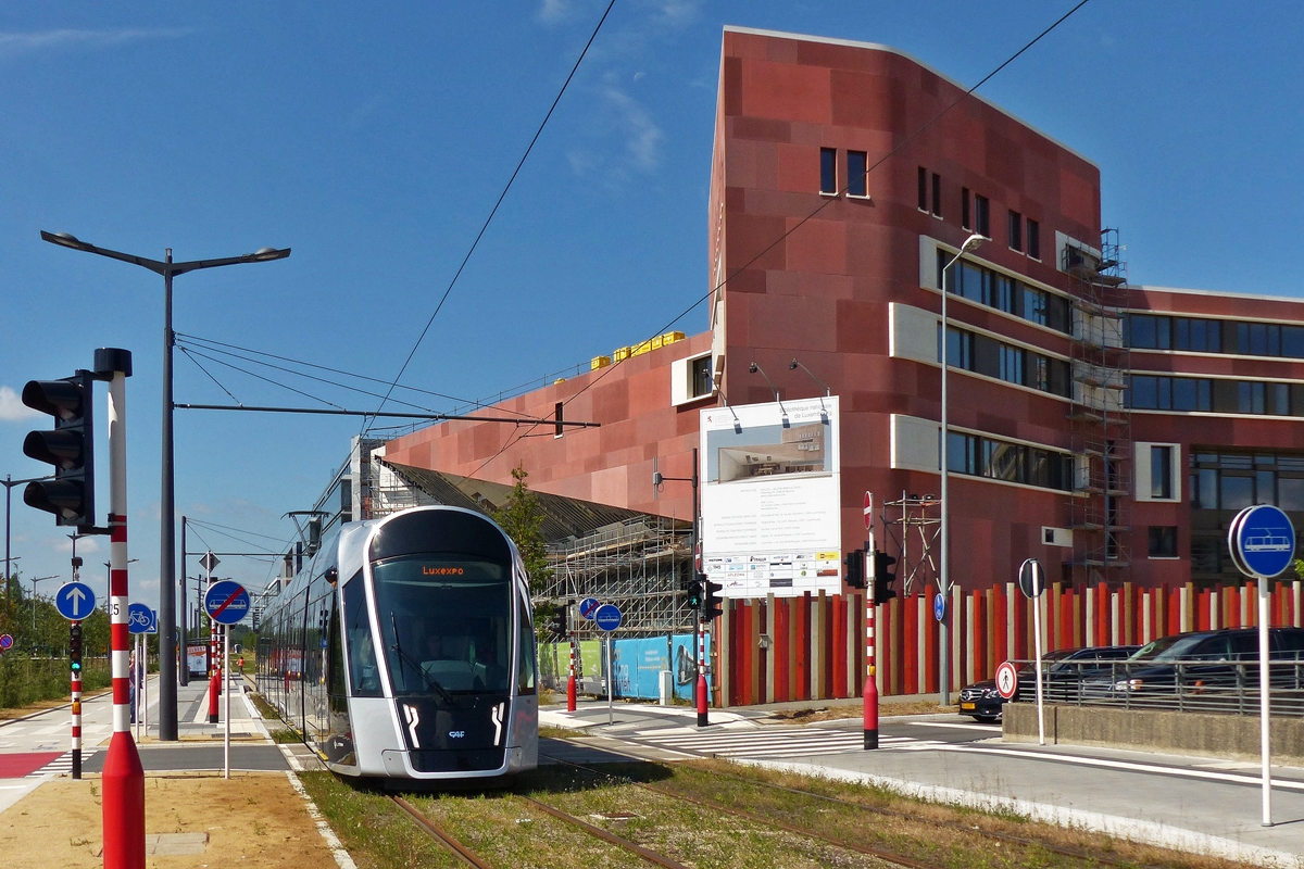 . So sch�n ist Luxemburg im Sommer - Noch ist das Geb�ude der neuen Nationalbibliothek in Luxembourg-Kirchberg eine Baustelle, nach der Fertigstellung d�rfte es f�r die Stra�enbahnfotografie ein interessantes Hintergrundmotiv werden. 

Am 06.07.2018 hat ein LUXTRAM S.A. Stra�enbahnwagen die Haltestelle Nationalbiblioth�ik verlassen und f�hrt in Richtung Endhaltestelle Luxexpo. (Jeanny)