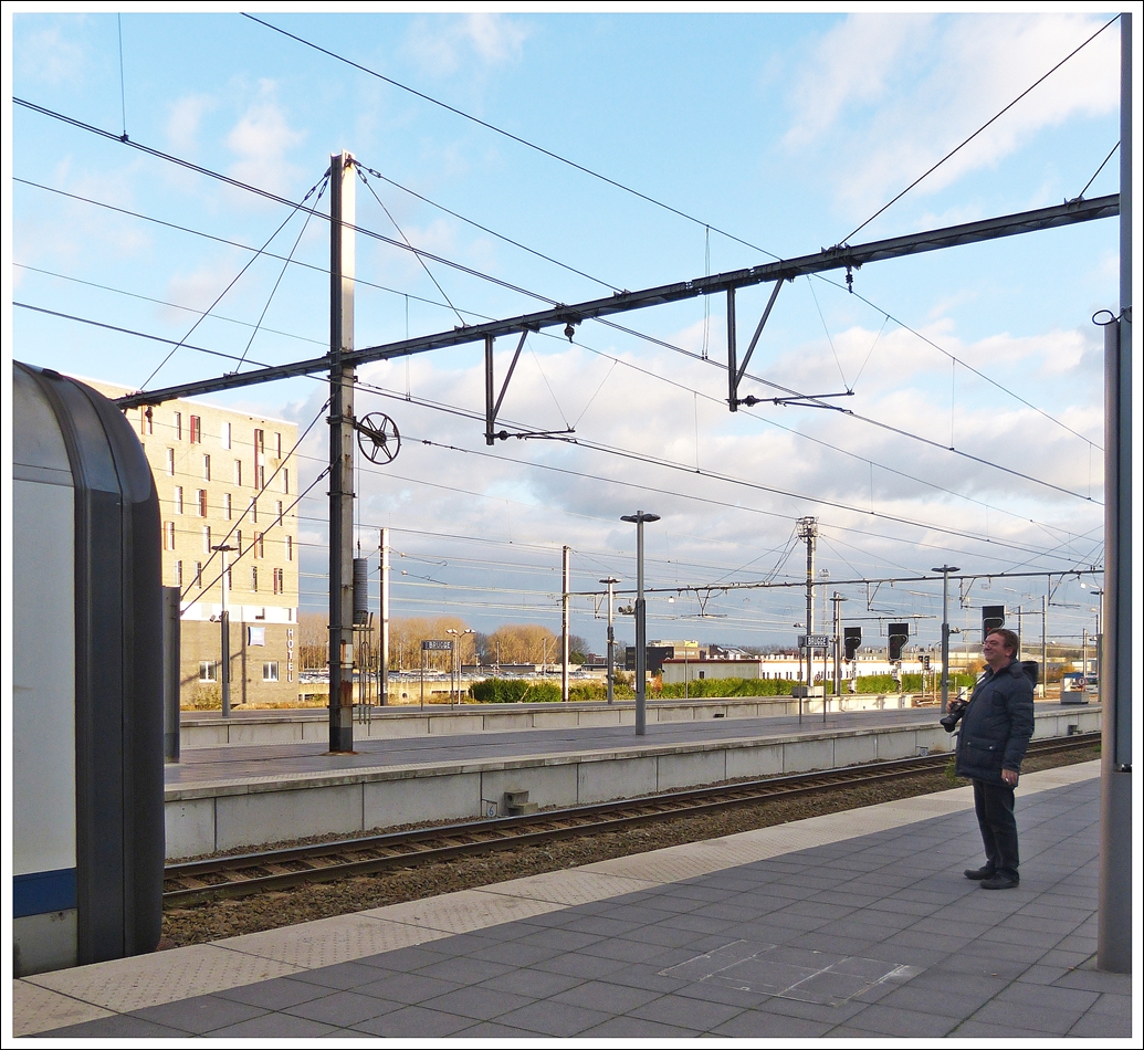 . Soll ich die Gumminase nun fotografieren oder soll ich es doch lassen? Ersichtlich lesbare Gedanken eines Fotografen am 23.11.2013 in Br�gge. (Jeanny)