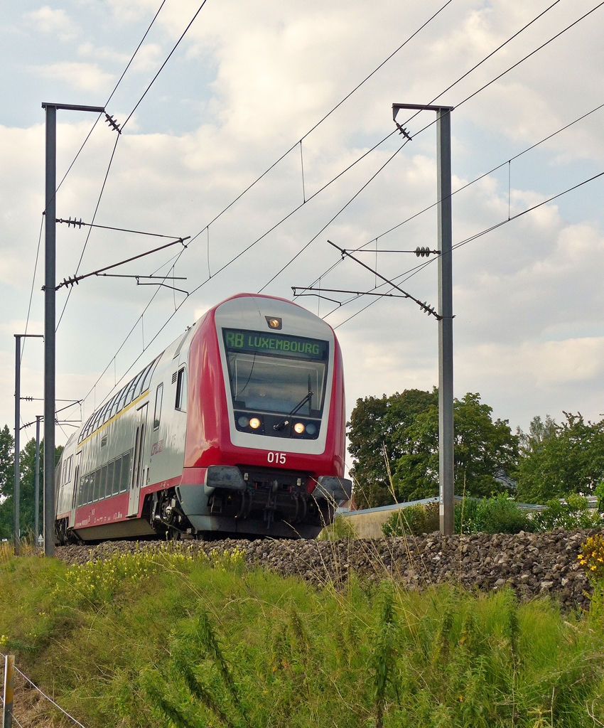 . Steuerwagen voraus f�hrt die RB 3543 Diekirch - Luxembourg durch das Tal der Alzette in der N�he von Rollingne/Mersch. 21.08.2015 (Jeanny)