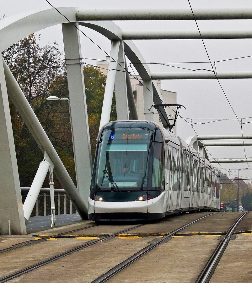 . Strasbourg - Eine Alstom Citadis 403 Tram bef�hrt am 29.10.2011 die Stra�enbahnbr�cke �ber die Ill im Stra�burger Stadtteil Montagne verte zwischen den Haltestellen Martin Schongauer und Elmerforst. Diese Br�cke wurde eigens f�r die Strasburger Stra�enbahn gebaut, rechts und links werden die Gleise von Fu�g�ngerwegen flankiert. (Jeanny)