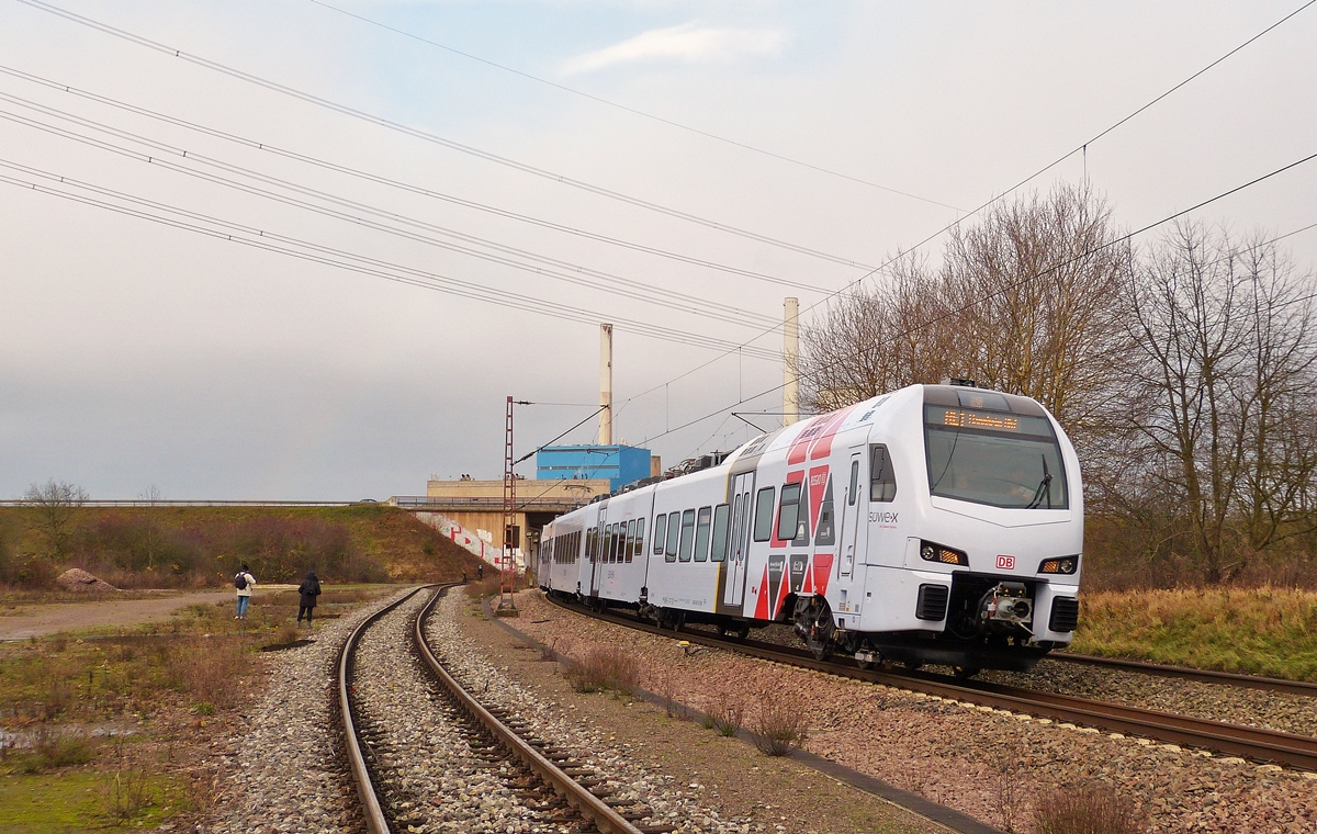 . S�WEX mit Beiwerk - Etwas sp�ter gab es wieder in St�ck blauer Himmel zu sehen, als der RE 1 (Mosel-Saar-Express) Koblenz Hbf - Saarbr�cken Hbf in Form von einem f�nfteiligen Stadler FLIRT 3 der DB Regio f�r das RE-Netz S�dwest zwischen dem Kohlekraftwerk Ensdorf und Bous an den Fotografen vorbei fuhr. (Hans)
 
Leider ist die Nummer des Flirts nicht bekannt, da wir zu sp�t mekten, dass an der Front dieser Z�ge keine Nummern angebracht sind.
