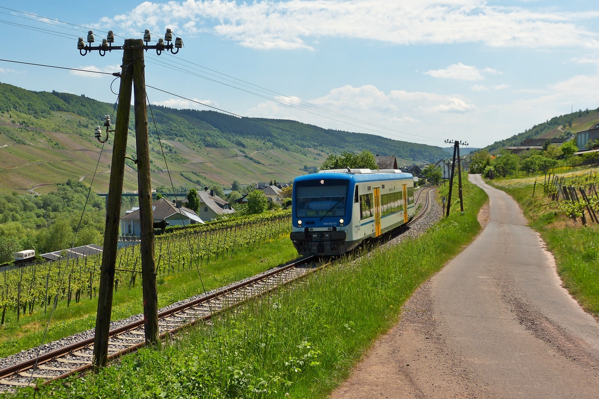 . Telegrafenmasten auf der Strecke Bullay - Traben-Trarbach - Der Rhenus Logistics Stadler Regio-Shuttle 650 351 hat am 13.05.2015 den Bahnhof von Reil verlassen und f�hrt nun seinem Ziel Bullay entgegen. (Hans)