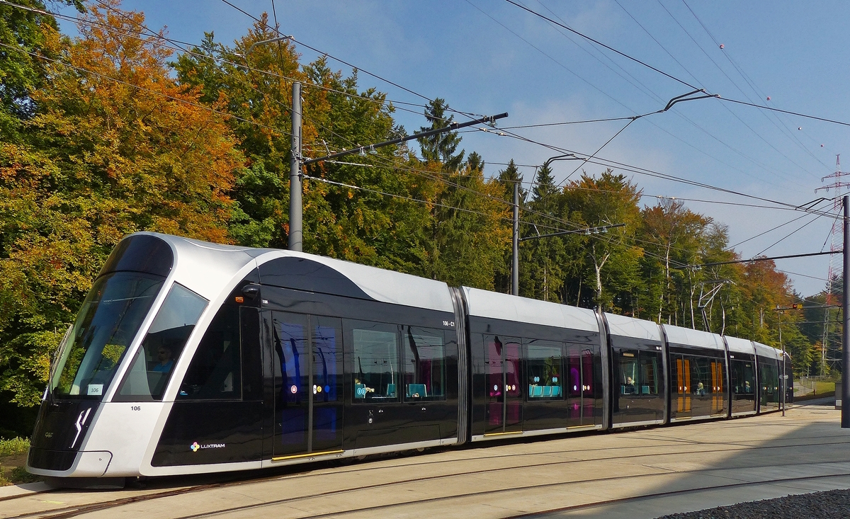 . Tram 106 auf einer der vielen Fahrten auf dem Betriebsgel�ndeder Lux Tram, am Tag der offenen T�r.  23.09.2017  (Jeanny)

Technische Daten.
L�nge 45 m;  
Breite 2,65 m;  
jede Seite besitzt 8 Doppelt�ren;  
Gesamtgewicht  � 64 t;  
3 Triebfahrgestelle;  Gewicht des Triebfahrgestells  5300 kg;  
1 Lauffahrgestell;  Gewicht des Lauffahrgestells 3100 KG;  
Die Tram kann bis zu 450 Fahrg�ste aufnehmen;  
Bidirektionale Tram mit 2 Fahrerkabinen. 
Ein Fahrzeug besteht aus 7 Modulen, welche in mehreren Etappen zusammengebaut werden;  
gebaut werden die Fahrzeuge in der CAF-Fabrik im spanischen Saragossa.

Die Trasse der Stra�enbahn wird in mehreren Etappen gebaut, davon wird der erste Teil ab dem 10.12.2017 mit 9 Fahrzeugen im Regelbetrieb bedient werden. 

Bis 2021 soll die Strecke der Stra�enbahn auf einer L�nge 16 Km befahrbar sein, davon sind 3,6 Km ohne Oberleitung vorgesehen, dort wird die Tram durch das ACR-Modul mit Schnellladesystem auf dem Dach mit dem n�tigen Fahrstrom versorgt.  

F�r die Strecke von 16 Km sind insgesamt 32 Fahrzeuge vorgesehen.

Mehr dazu gibt es auf:  www.luxtram.lu/de
