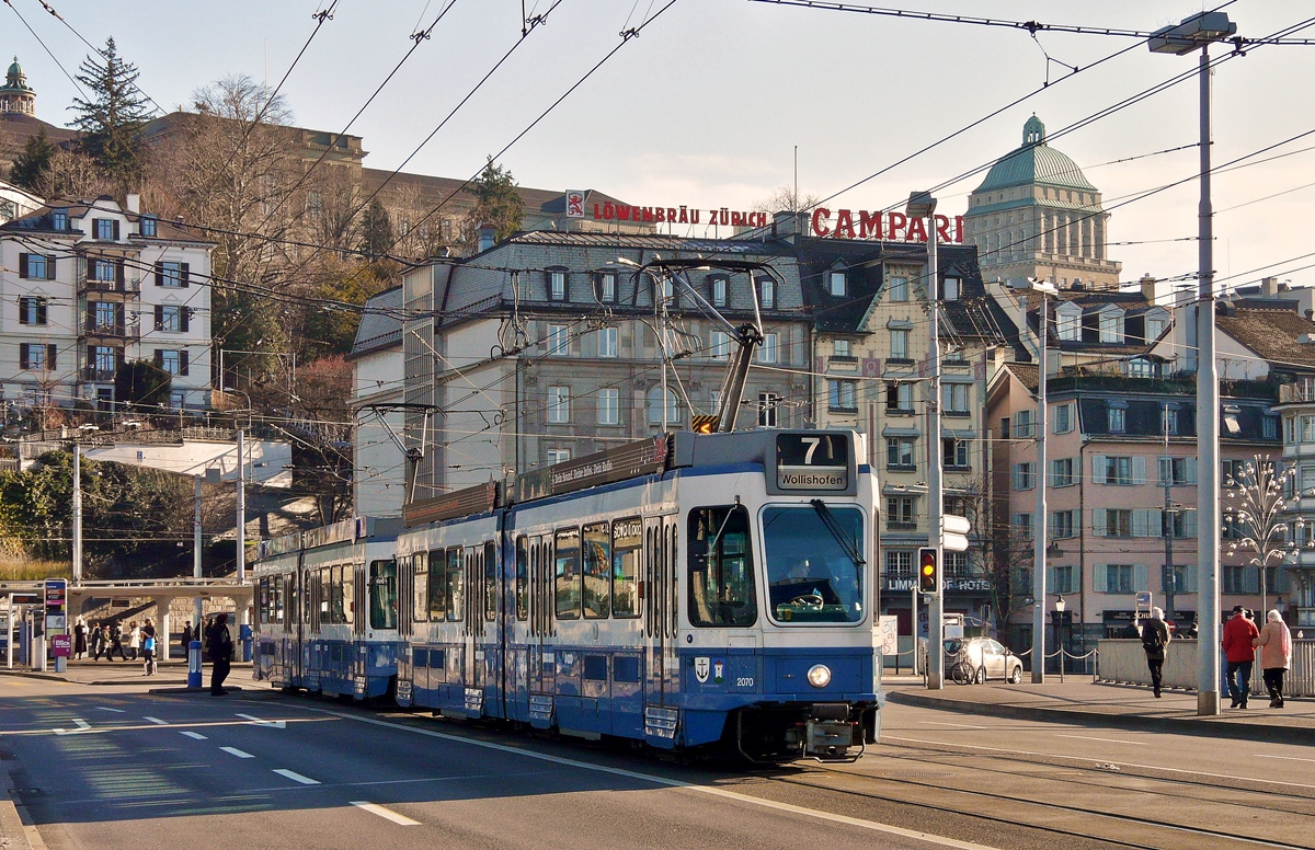 . Tram 2000 Be 4/6 N� 2070 f�hrt am 27.12.2009 �ber die Walchebr�cke in Richtung HB Z�rich. Im Hintergrund ist die Strecke der Polybahn zu sehen. (Jeanny)