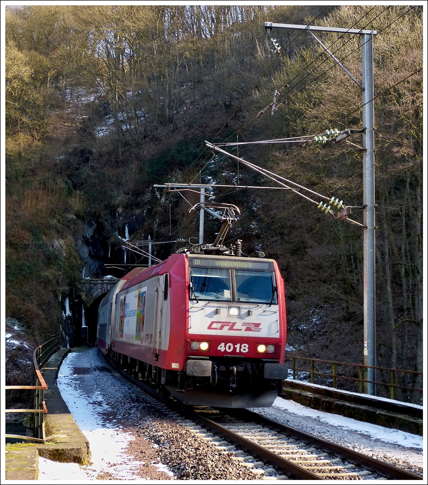 . Tunnel F�ischterhaff - Bevor der IR 2712 Luxembourg - Troisvierges die Haltestelle Goebelsm�hle erreicht, �berquert er die Sauer, nachdem er den Tunnel  F�ischterhaff  verlassen hat. 18.02.2013 (Jeanny)