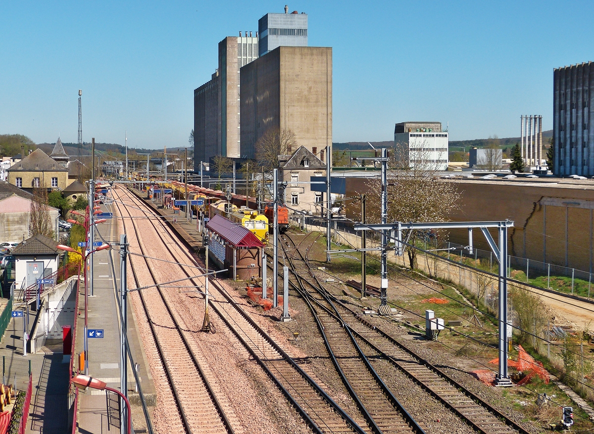 . �bersicht auf den verwaisten Bahnhof von Mersch am 15.04.2015. Bis auf die Weichen, wurden beide Gleise mit neunen Schienen versehen, w�hrend auf der Strecke zwischen Mersch und Lorentzweiler nur ein Gleis erneuert wurde. Die Arbeiten sind so gut wie abgeschlossen, n�chste Woche (Ende der Osterferien in Luxemburg) soll der Bahnverkehr wieder normal rollen. (Hans)