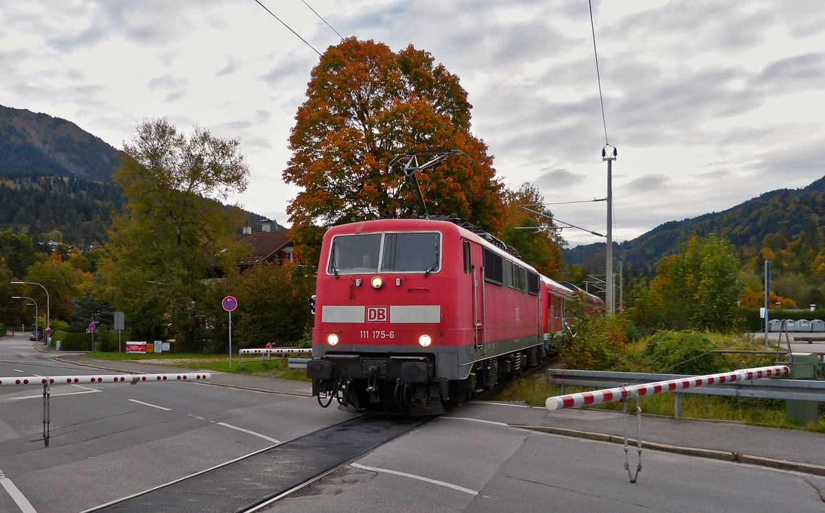 . Verfolgungsjagd bis nach Garmisch-Partenkirchen - Nach dem Fr�hst�ck in Mittenwald am 06.10.2015 erblickte ich vor unserem Feriendomizil einen au�erplanm�ssigen Zug. Die Kamera war leider nicht griffbereit, sondern lag im Auto und so stieg ich dort ein und verfolgte den Zug bis nach Garmisch-Partenkirchen. Dort erwischte ich den vermutlichen Schadzug, gezogen von der 111 175-6, an der Bahnschranke in der N�he vom Skistadion. (Hans)