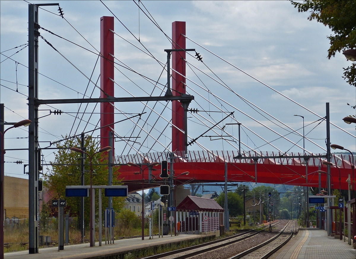 . Vom Bahnsteig im Bahnhof Mersch ist am 11.09.2016, nichts mehr von der alten Br�cke �ber die Bahnstrecke zu sehen.
