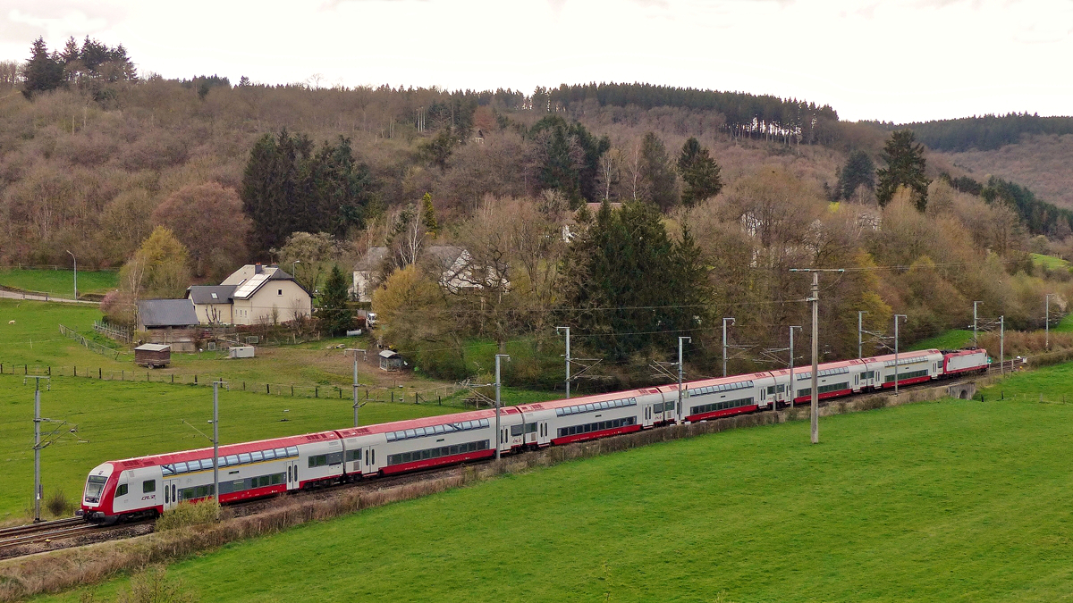 . Vom P�nscherbierg in Wilwerwiltz hat man eine tolle Sicht auf die Nordstrecke, welche am 15.04.2016 vom langen RE 8643 Luxembourg - Gouvy befahren wird. (Jeanny)