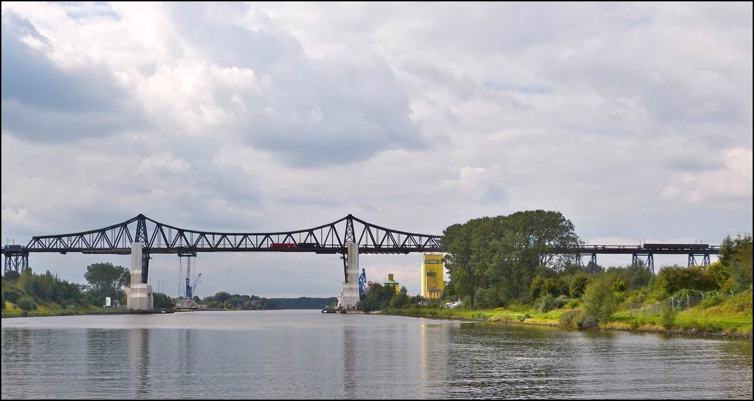 . Vom Schiff auf dem Nord-Ostsee-Kanal hat man eine sch�ne Aussicht auf die Hochbr�cke in Rendsburg, auf der sogar ein G�terzug unterwegs ist. 18.09.2013 (Jeanny)