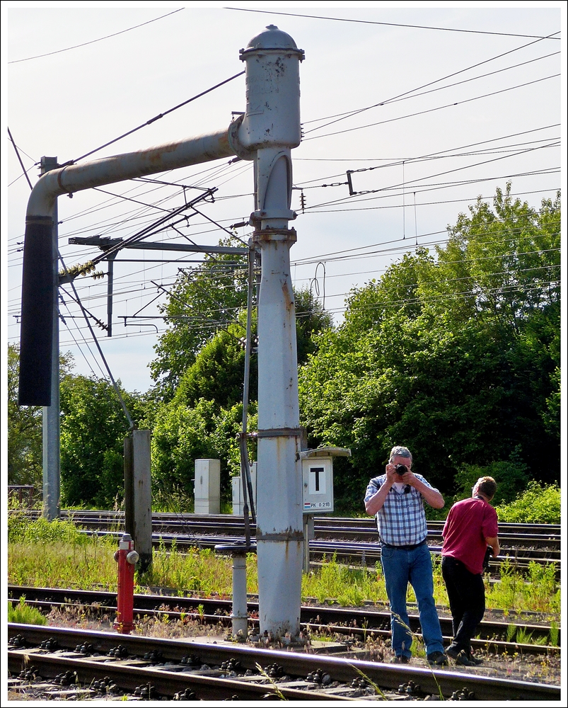 . Von der Oma-Bank am Bahnsteig der Museumsbahn in P�tange wird aber auch fotografiert: W�hrend einer der Fotografen die Oma-Bank im Visier hat, vergewissert sich der andere, ob kein Zug auf der Hauptstrecke zu sehen ist. 16.06.2013 (Jeanny)