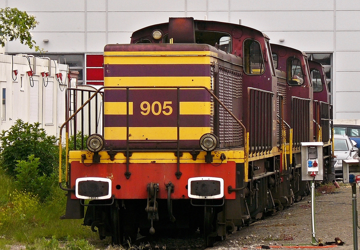 . W�hrend der Feierlichkeiten zu 150 Jahre Eisenbahn in Luxemburg am 09.05.2009 durften auch die 905, 906 und 907 nicht fehlen Sie waren im BW ausgestellt, welches an diesem Tag �ffentlich zug�nglich war. (Hans) 

Es gab 13 dieser von Brissoneau & Lotz in Frankreich gebauten Loks, sie sind baugleich mit den BB 63500 der SNCF. Sie wurden 1958-59 von der CFL in Dienst gestellt und zogen bis 1964 (Ankunft der 1800er) Personen- und G�terz�ge. Sp�ter waren sie im ganzen Land als Rangierloks anzutreffen. 2005 wurden die ersten aus dem Verkehr gezogen und 2008 die letzten. 

Die technischen Daten der S�rie 900:

Achsfolge: Bo'Bo'
Hersteller: Brissonneau & Lotz
Baujahr: 1958
H�chstgeschwindigkeit: 105 km/h
Treibrad Durchmesser (neu): 1100 mm
Dientgewicht: 72t (bei 2/3 Vorr�ten)
Leistung: 925 PS (680 KW)
Mindestkurvenradius: 80 m
Kraftstofftank: 3000 l
Kraft�bertragung: diesel-elektrisch
Motor:
Hersteller: SACM - Mulhouse
Bauart: MGO V12-SHR
Gewicht: 4.500 kg
Nominelle Leistung: 925 PS (680 kW)
Fahrmotoren:
Hersteller: Brissonneau & Lotz
Bauart: 453-29 B (4 x)
