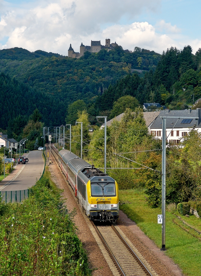 . W�hrend eine Fotowolke die Burg Bourscheid verdunkelt, f�hrt der IR 115 Liers - Luxembourg der Sonne und der Haltestelle Michelau entgegen. 20.09.2014 (Hans)