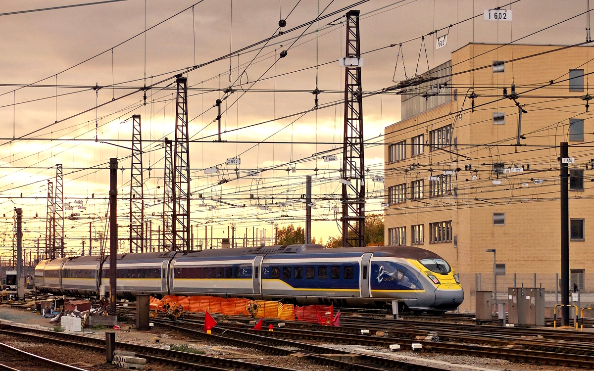 . W�hrend die Sonne sich am 18.11.2017 in Br�ssel verabschiedet, verl�sst der Eurostar 4026 den Bahnhof Bruxelles Midi in Richtung London St Pancras. (Jeanny)