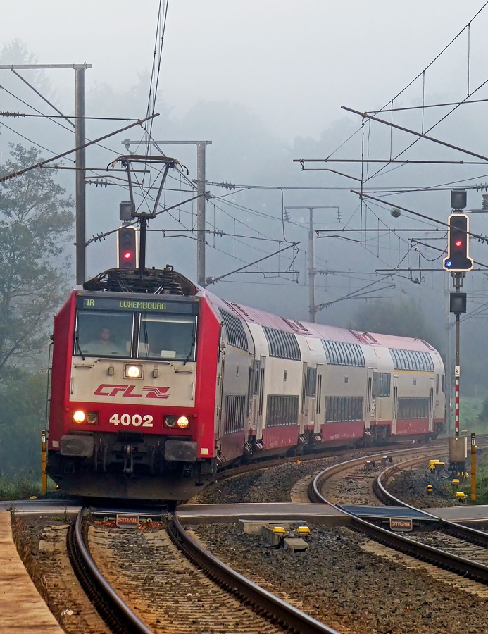 . W�hrend das Tal der Clerve am fr�hen Morgen des 17.09.2014 noch im Nebel lag, erreichte die 4002 mit dem IR 3733 Troisvierges - Luxembourg den Bahnhof von Wilwerwiltz. (Jeanny)