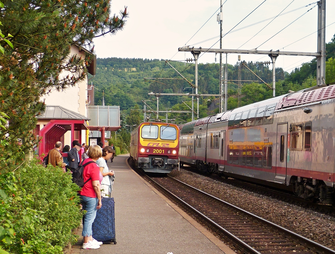 . Warten auf den Zug in Kautenbach - Der Triebzug Z 2001 f�hrt als RE 3733 Troisvierges - Luxembourg in den Bahnhof von Kautenbach ein, w�hrend am anderen Bahnsteig eine Computermaus als RE 3808 Luxembourg - Troisvierges auf die Weiterfahrt wartet. 26.06.2015 (Hans)