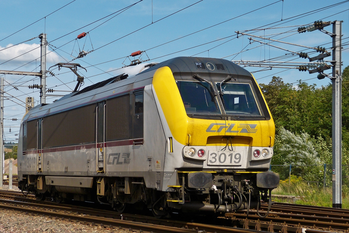 . Wegen Bauarbeiten an der Nordstrecke verkehren die Z�ge von und nach Liers momentan nur bis Ettelbr�ck. Dort setzen die Loks dann um, so auch die 3019 am 25.08.2015. (Hans) 